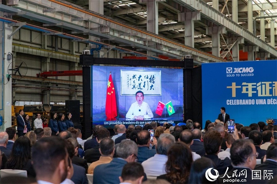 徐工集團(tuán)、徐工機(jī)械董事長(zhǎng)楊東升在視頻致辭中表示，徐工作為中國(guó)工程機(jī)械的排頭兵，堅(jiān)定不移實(shí)施國(guó)際化主戰(zhàn)略，投資運(yùn)營(yíng)的徐工巴西制造基地成為見證中巴友誼的標(biāo)桿示范。 人民日?qǐng)?bào)社拉美中心分社 威廉·科埃略·維亞納攝