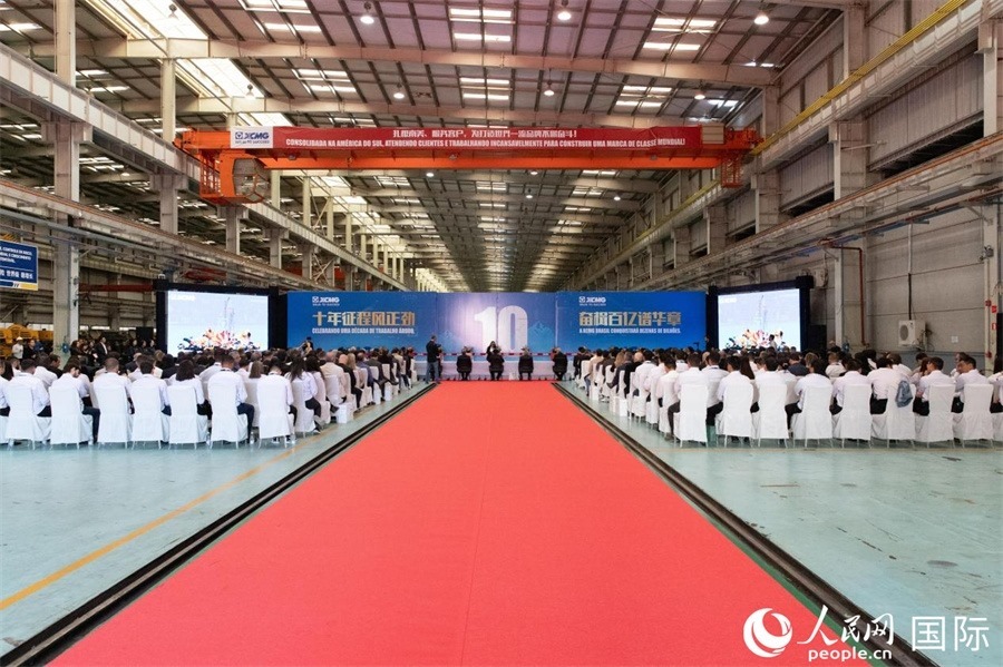 當(dāng)?shù)貢r(shí)間6月6日，徐工巴西制造有限公司（以下簡(jiǎn)稱“徐工巴西制造”）投產(chǎn)運(yùn)營(yíng)10周年暨第23456臺(tái)產(chǎn)品下線儀式在巴西米納斯吉拉斯州波蘇阿雷格里市徐工巴西制造基地舉行。 人民日?qǐng)?bào)社拉美中心分社 威廉·科埃略·維亞納攝