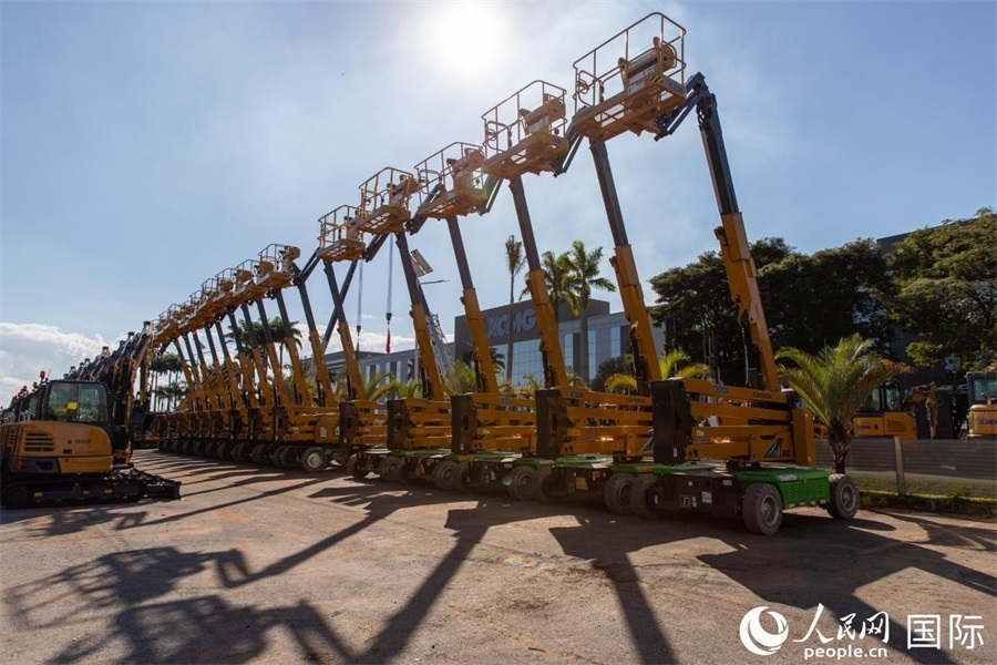 在徐工巴西制造生產(chǎn)基地，一批完成生產(chǎn)的設(shè)備正準(zhǔn)備交付客戶。 人民日?qǐng)?bào)社拉美中心分社 威廉·科埃略·維亞納攝