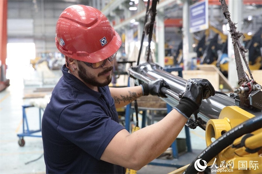 一名徐工巴西制造基地的當(dāng)?shù)貑T工正在進(jìn)行設(shè)備安裝和調(diào)試。 人民日?qǐng)?bào)社拉美中心分社 威廉·科埃略·維亞納攝