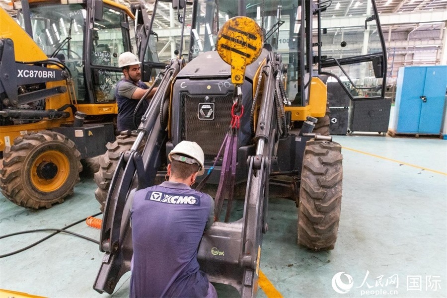 兩名徐工巴西制造基地的當(dāng)?shù)貑T工正在進(jìn)行設(shè)備安裝和調(diào)試。 人民日?qǐng)?bào)社拉美中心分社 威廉·科埃略·維亞納攝