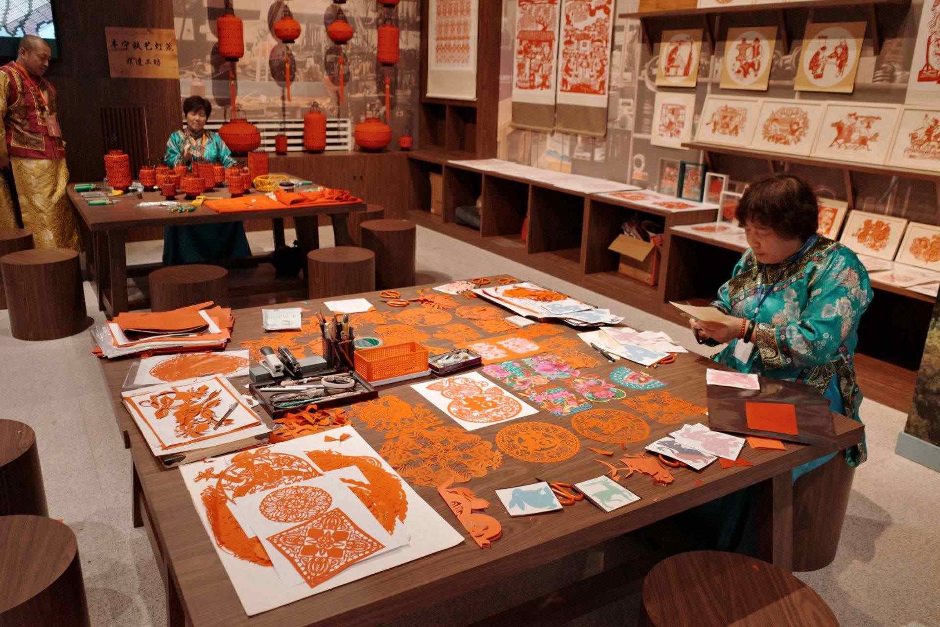 “氣象萬千——中國非遺保護(hù)實(shí)踐主題展”上，非遺傳承人現(xiàn)場(chǎng)展示。人民網(wǎng)記者 劉微攝