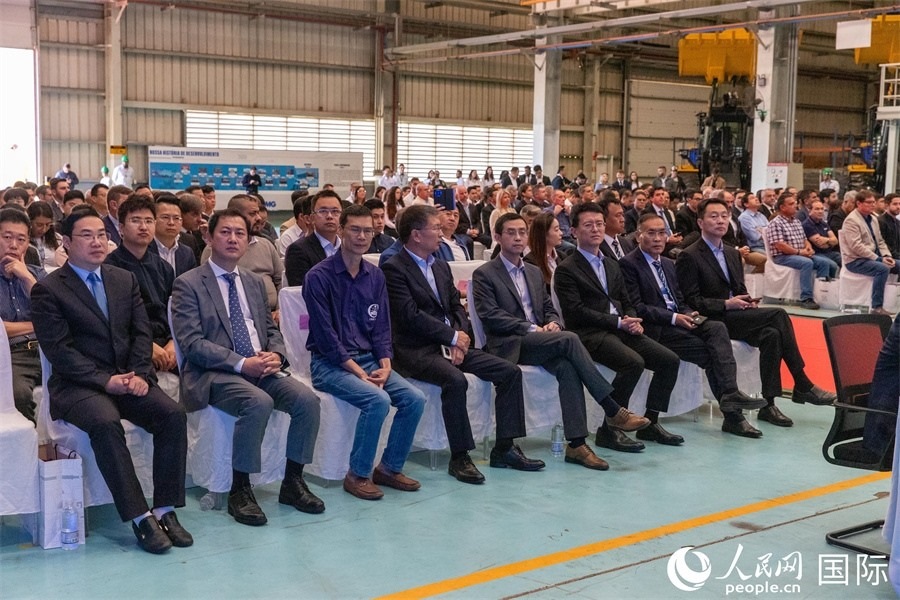 巴西米納斯吉拉斯州、波蘇阿雷格里市政府官員，徐工巴西制造的供應(yīng)商、經(jīng)銷商、客戶伙伴和員工代表，以及在巴中資機(jī)構(gòu)代表等200多人，出席了徐工巴西制造投產(chǎn)運(yùn)營(yíng)10周年暨第23456臺(tái)產(chǎn)品下線儀式。 人民網(wǎng) 威廉·科埃略·維亞納攝