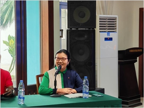 中國駐拉各斯總領(lǐng)館嚴(yán)宇清在與“拉各斯論壇之青年對(duì)話”開放日活動(dòng)上致辭 駐拉各斯總領(lǐng)館供圖