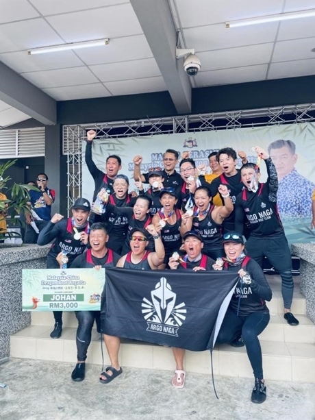 全體隊(duì)員歡慶取得混合組冠軍。組委會(huì)供圖