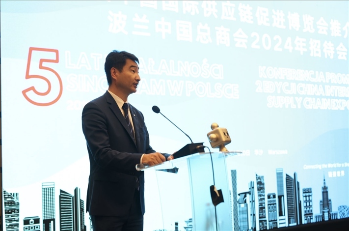 波蘭中國總商會會長胡新元致辭。