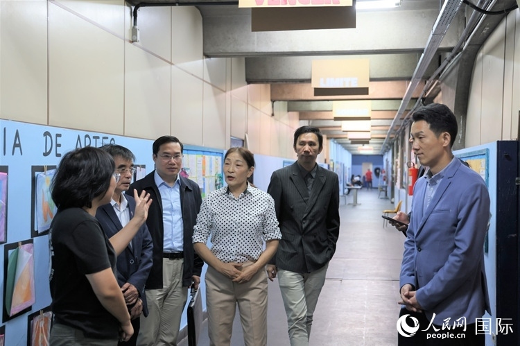 中國駐里約總領(lǐng)館商務(wù)參贊敬艷輝（右一）等嘉賓在里約孔院中方院長孫艷萍（左一）帶領(lǐng)下，參觀薩繆爾·韋納公立學(xué)校的中文教室，了解該校中文教學(xué)軟硬件設(shè)施。人民網(wǎng)記者 時元皓攝