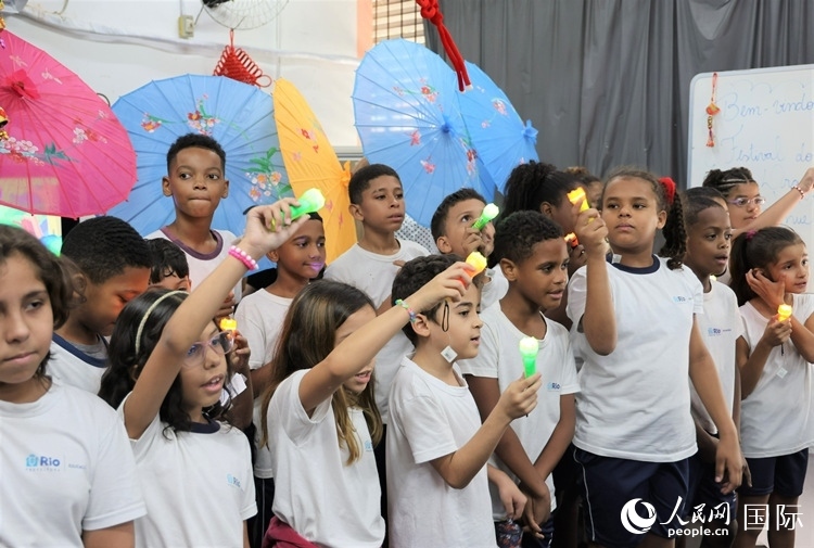 端午節(jié)活動在里約薩繆爾·韋納公立學(xué)校舉辦，該校師生合唱中文歌曲。 人民網(wǎng)記者 時元皓攝