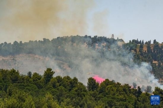 6月12日，以色列北部加利利地區(qū)遭受火箭彈襲擊后冒出滾滾濃煙。新華社發(fā)（阿亞爾·馬戈林?jǐn)z/基尼圖片社）