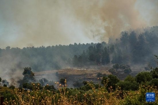  6月12日，以色列北部加利利地區(qū)遭受火箭彈襲擊后冒出滾滾濃煙。新華社發(fā)（阿亞爾·馬戈林?jǐn)z/基尼圖片社）