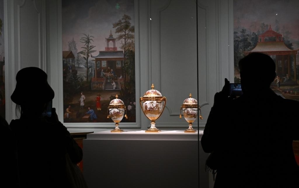 4月1日，觀眾在北京故宮參觀“紫禁城與凡爾賽宮——17、18世紀(jì)的中法交往”展覽。新華社記者金良快攝