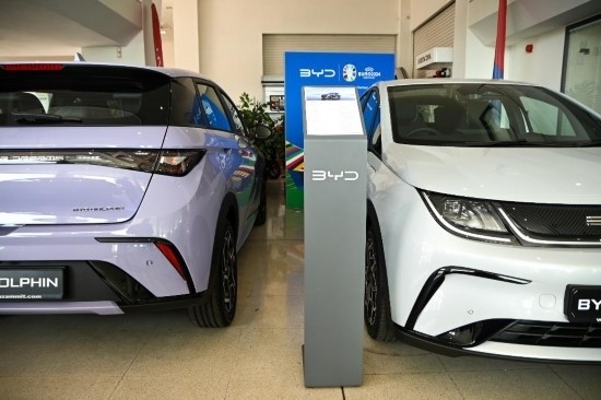 這是5月29日在馬耳他比爾基卡拉拍攝的展示廳里的比亞迪純電動(dòng)汽車(chē)。新華社發(fā)（喬納森·博格 攝）