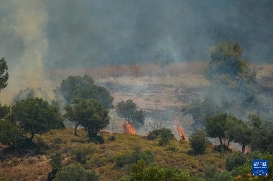 6月12日，以色列北部加利利地區(qū)遭受火箭彈襲擊后冒出滾滾濃煙。新華社發(fā)（阿亞爾·馬戈林?jǐn)z/基尼圖片社）