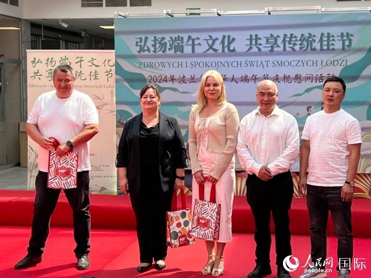 向波蘭友人發(fā)放端午節(jié)慰問品。人民網(wǎng)記者 李增偉攝