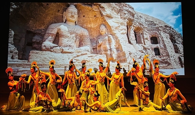 展演現(xiàn)場，同學(xué)們在表演節(jié)目《云岡飛天印象》。校方供圖