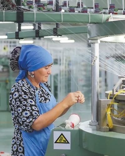 在針織毛坯車間，當?shù)毓と苏诮泳€。胡澤曦攝