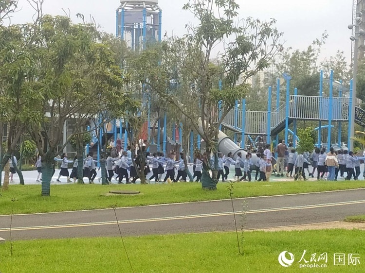 當?shù)貎和诠珗@做游戲。人民網(wǎng)記者 黃培昭攝