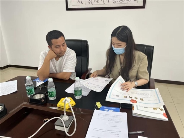 成都市溫江區(qū)市場監(jiān)管局在區(qū)農(nóng)副產(chǎn)品流通交易中心為商戶上門辦理“個轉(zhuǎn)企”登記。成都市市場監(jiān)管局供圖