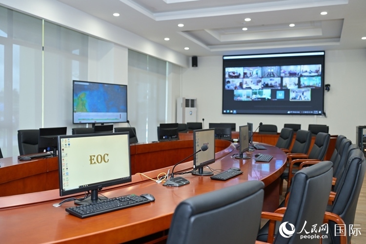 援緬甸國家疾控中心應(yīng)急指揮中心內(nèi)。人民網(wǎng)記者 謝佳君攝