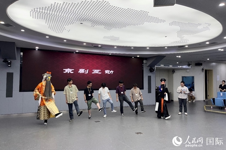 日本大學(xué)生代表團(tuán)學(xué)習(xí)京劇臺步。人民網(wǎng)記者 陳思攝