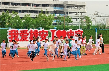雄安史家胡同小學學生在操場上運動（2024年5月21日攝）牟宇攝/本刊