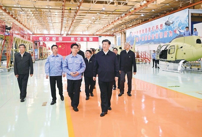 2023年10月10日至13日，中共中央總書記、國(guó)家主席、中央軍委主席習(xí)近平在江西考察。這是11日上午，習(xí)近平在景德鎮(zhèn)市昌河飛機(jī)工業(yè)（集團(tuán)）有限公司考察。 新華社記者 燕雁/攝