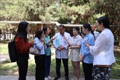 聯(lián)合采訪團(tuán)隊(duì)在采訪塔吉克斯坦中央眼科醫(yī)院副院長馬爾索羅夫·薩爾杜洛。胡澤曦?cái)z