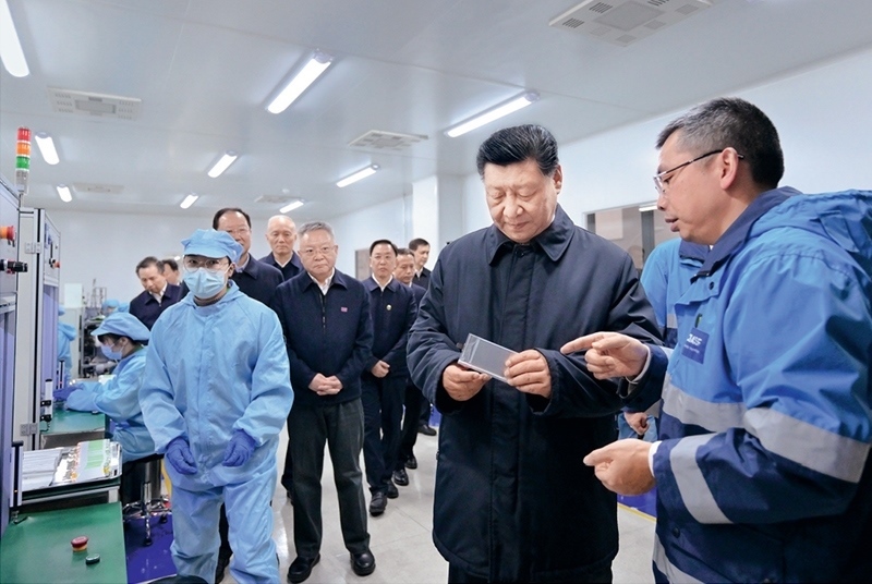 2024年3月18日至21日，中共中央總書記、國(guó)家主席、中央軍委主席習(xí)近平在湖南考察。這是18日下午，習(xí)近平在中德合資企業(yè)巴斯夫杉杉電池材料有限公司考察。 新華社記者 謝環(huán)馳/攝