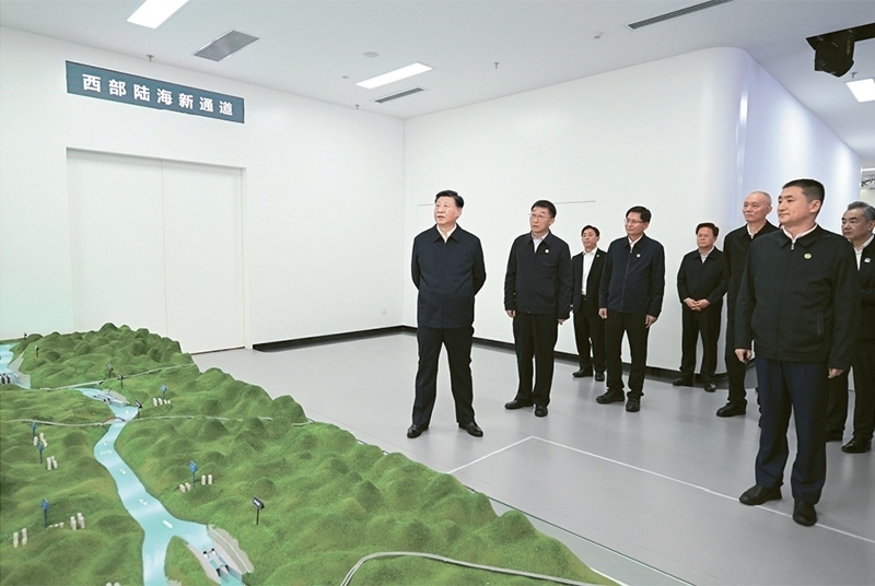 2023年12月14日至15日，中共中央總書記、國(guó)家主席、中央軍委主席習(xí)近平在廣西考察。這是14日上午，習(xí)近平在南寧市考察中國(guó)—東盟信息港股份有限公司，結(jié)合平陸運(yùn)河沙盤聽取西部陸海新通道骨干工程建設(shè)匯報(bào)。 新華社記者 謝環(huán)馳/攝