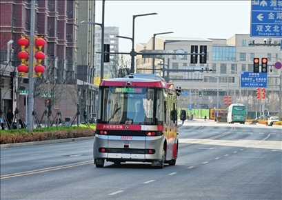 智能網聯(lián)巴士在雄安新區(qū)容東片區(qū)道路上行駛（2024年3月29日攝）牟宇攝/本刊