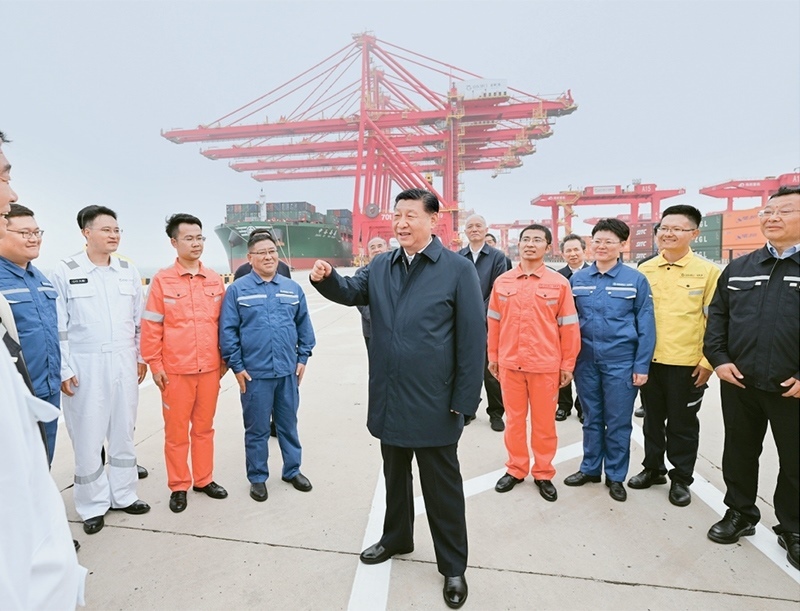 2024年5月22日至24日，中共中央總書記、國(guó)家主席、中央軍委主席習(xí)近平在山東考察。這是22日下午，習(xí)近平在日照港親切慰問(wèn)港口科技工作者、運(yùn)營(yíng)人員、航運(yùn)人員。 新華社記者 謝環(huán)馳/攝