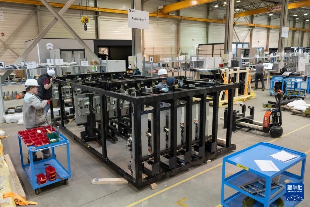 2024年1月26日，在匈牙利比奧托爾巴吉，員工在蔚來能源歐洲工廠工作。新華社發(fā)（弗爾季·奧蒂洛 攝）