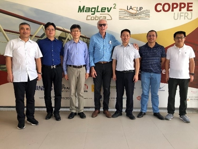 實(shí)驗(yàn)室建設(shè)團(tuán)隊(duì)主要負(fù)責(zé)人與巴西里約熱內(nèi)盧聯(lián)邦大學(xué)交流。西南交通大學(xué)供圖