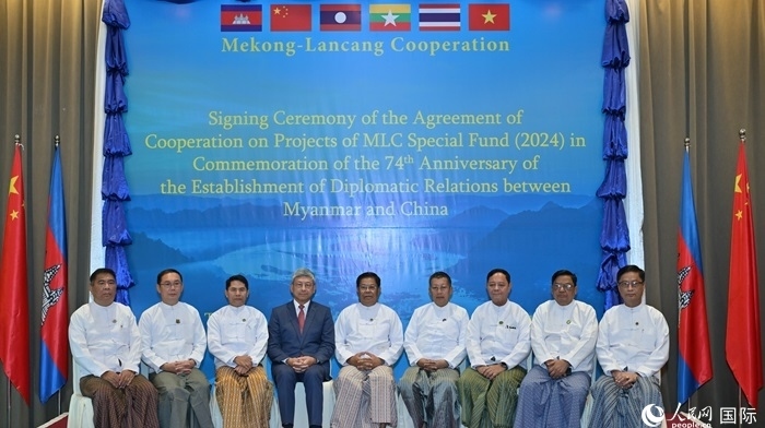 中國駐緬甸大使陳海（左四）與緬方執(zhí)行部委部長合影。人民網(wǎng)記者 謝佳君攝