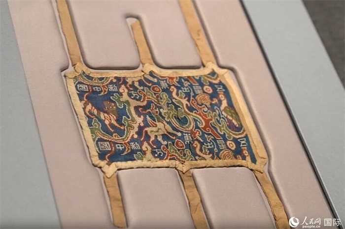 “五星出東方利中國”織錦護臂。人民網(wǎng)記者 張麗婭攝