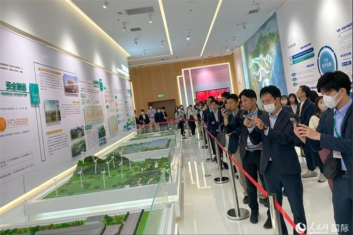 日本創(chuàng)價學(xué)會青年代表團在烏魯木齊市文化中心規(guī)劃館參觀。人民網(wǎng)記者 張麗婭攝