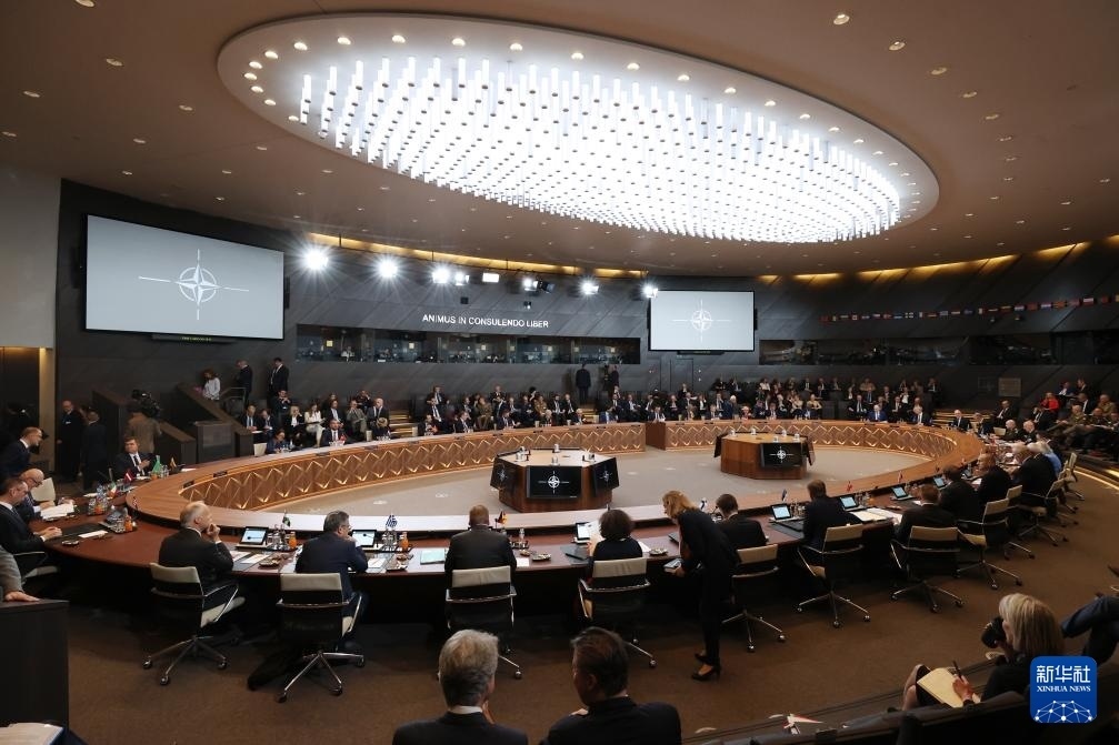 這是6月14日在比利時(shí)布魯塞爾北約總部拍攝的北約防長(zhǎng)會(huì)現(xiàn)場(chǎng)。新華社記者 趙丁喆 攝
