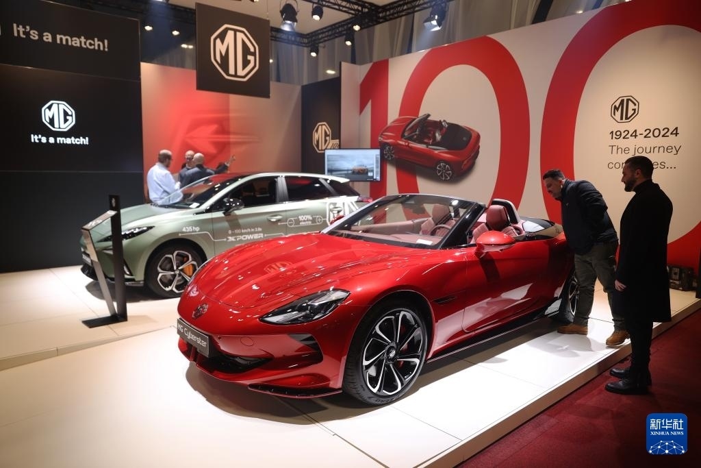 2024年1月17日，人們在比利時(shí)布魯塞爾舉辦的2024布魯塞爾汽車展上參觀上汽名爵電動(dòng)汽車。新華社記者 趙丁喆 攝
