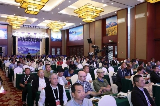  6月15日，“長白山·世界地質(zhì)公園、世界生物圈保護區(qū)可持續(xù)發(fā)展會議”現(xiàn)場。新華社發(fā)