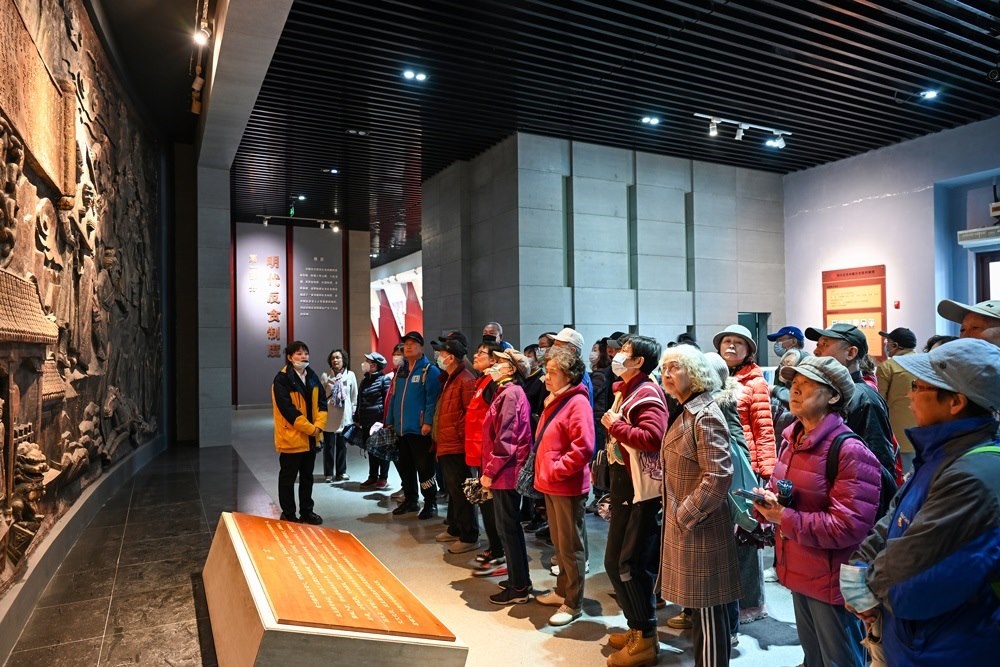 △ 2024年4月10日，北京朝陽區(qū)安慧里社區(qū)黨委組織離退休黨員參觀“明鏡昭廉”明代反貪尚廉歷史文化園。