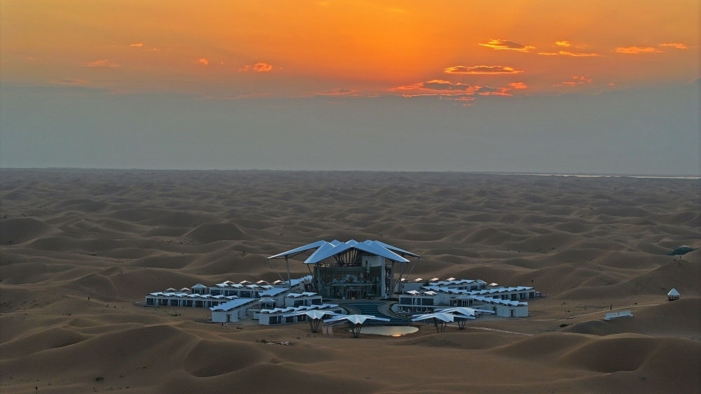 這是位于寧夏中衛(wèi)市沙坡頭景區(qū)的星星酒店（2023年9月6日攝，無人機照片）。新華社記者 王鵬 攝