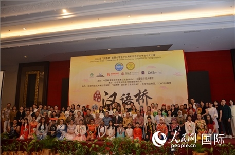 出席閉幕典禮的嘉賓、學(xué)校師生及獲獎選手等合影留念。人民網(wǎng)記者李培松攝