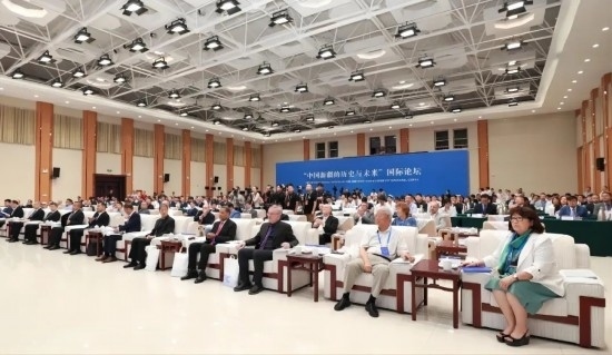 6月12日，“中國(guó)新疆的歷史與未來(lái)”國(guó)際論壇在喀什舉辦。（圖片來(lái)源：民族畫報(bào)）