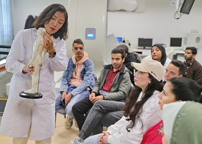 2023年4月19日，河北省秦皇島市中醫(yī)醫(yī)院醫(yī)務(wù)工作者為燕山大學(xué)外國留學(xué)生講解中醫(yī)經(jīng)絡(luò)知識。