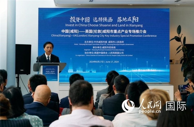 咸陽(yáng)市委書(shū)記夏曉中致辭。