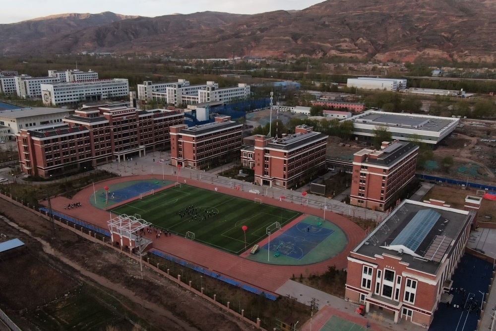 這是果洛西寧民族中學(xué)（2021年4月28日攝，無人機照片）。