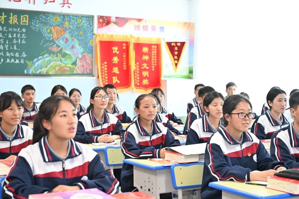 2024年6月18日，果洛西寧民族中學(xué)學(xué)生在上課。