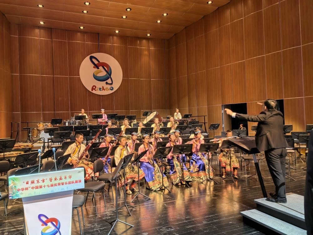 5月4日，來自果洛西寧民族中學(xué)的果洛州青少年管樂團在山東省日照市演出。