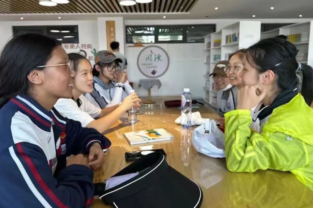 2023年7月10日，在果洛西寧民族中學(xué)，上海市大同中學(xué)學(xué)生（右）與果洛西寧民族中學(xué)學(xué)生交流。新華社發(fā)（果洛州教育局供圖）