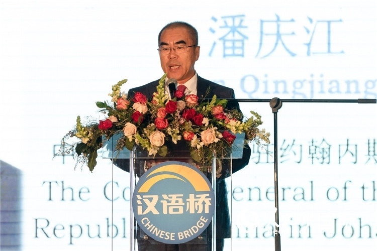 潘慶江總領(lǐng)事致辭。人民日?qǐng)?bào)非洲中心分社 希拉茲·莫林?jǐn)z